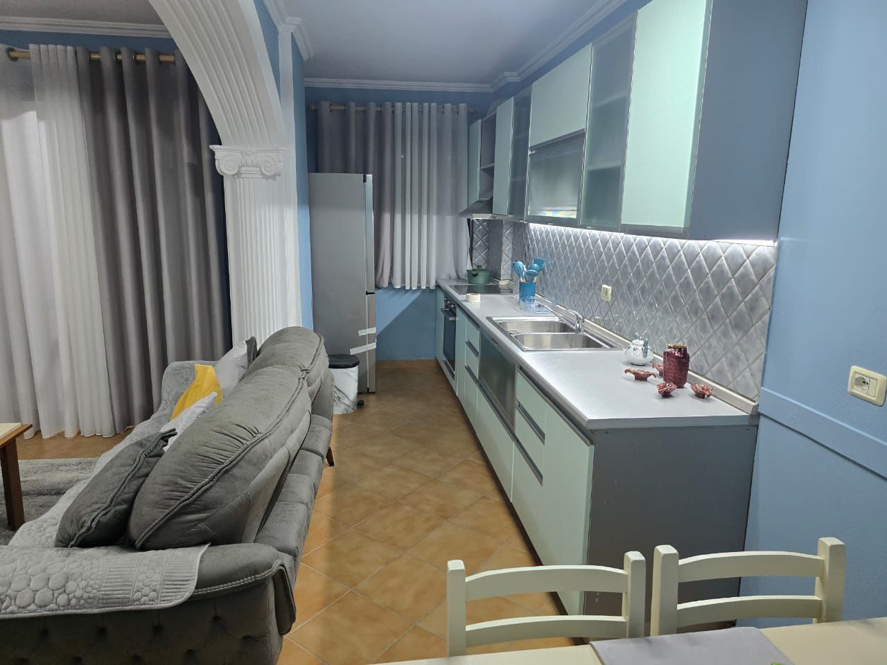 Jepet me qera Apartamenti 2+ , rruga 5 Maj , prane