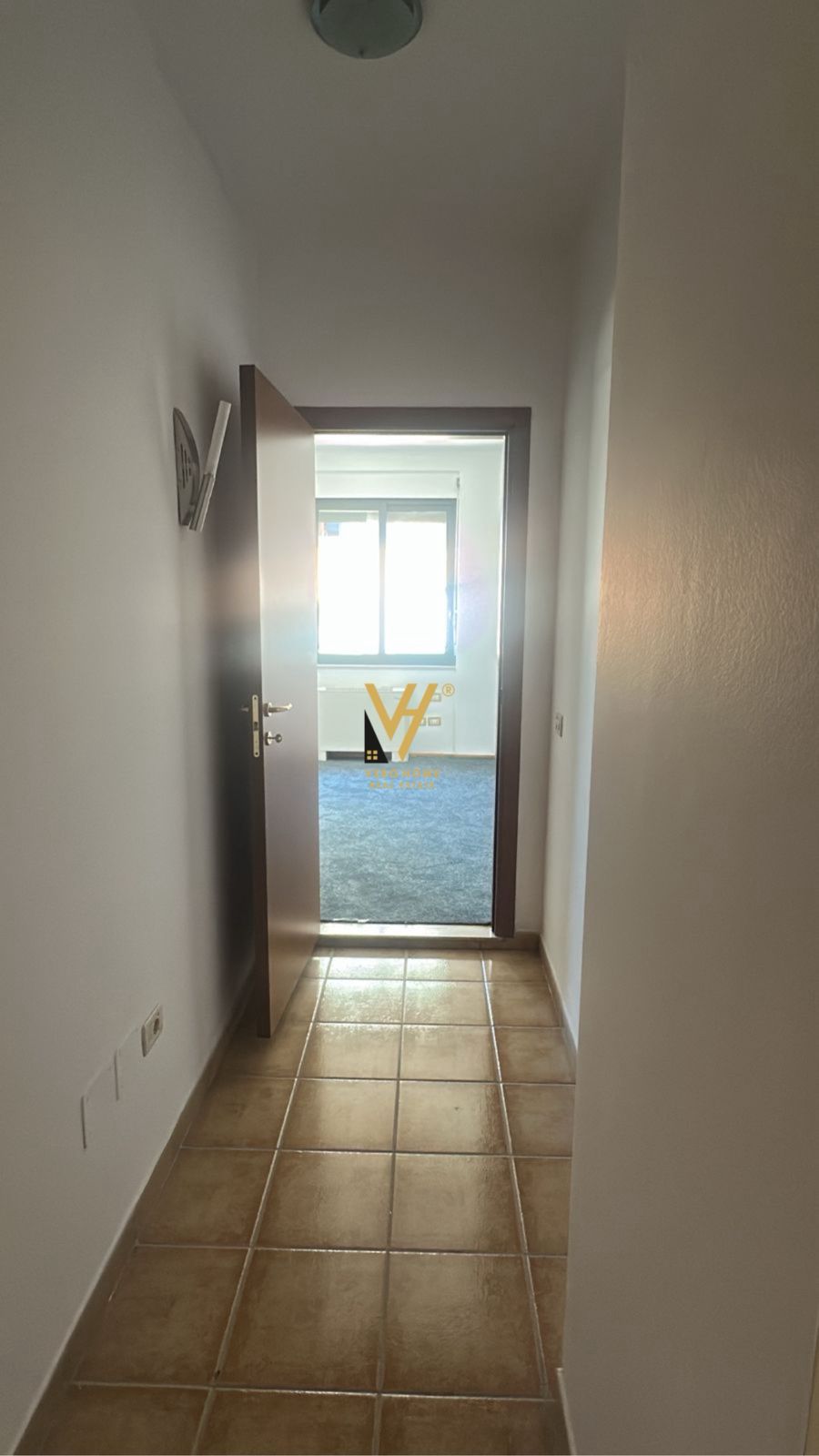 ZYRE 100M2 ME QERA NE BLLOK 1.300 EURO