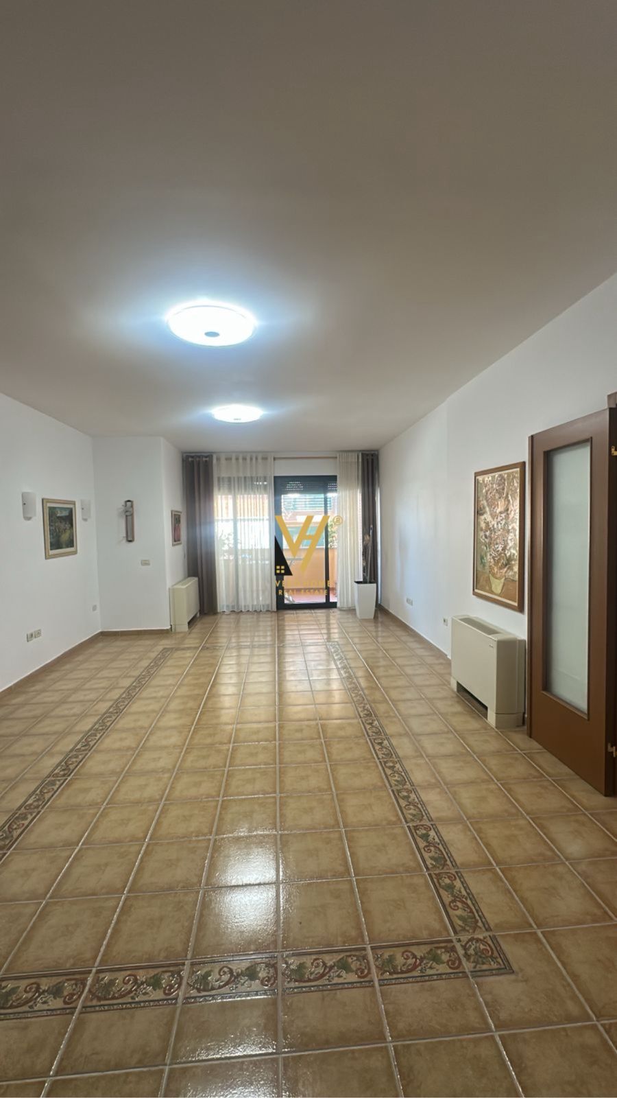 ZYRE 100M2 ME QERA NE BLLOK 1.300 EURO