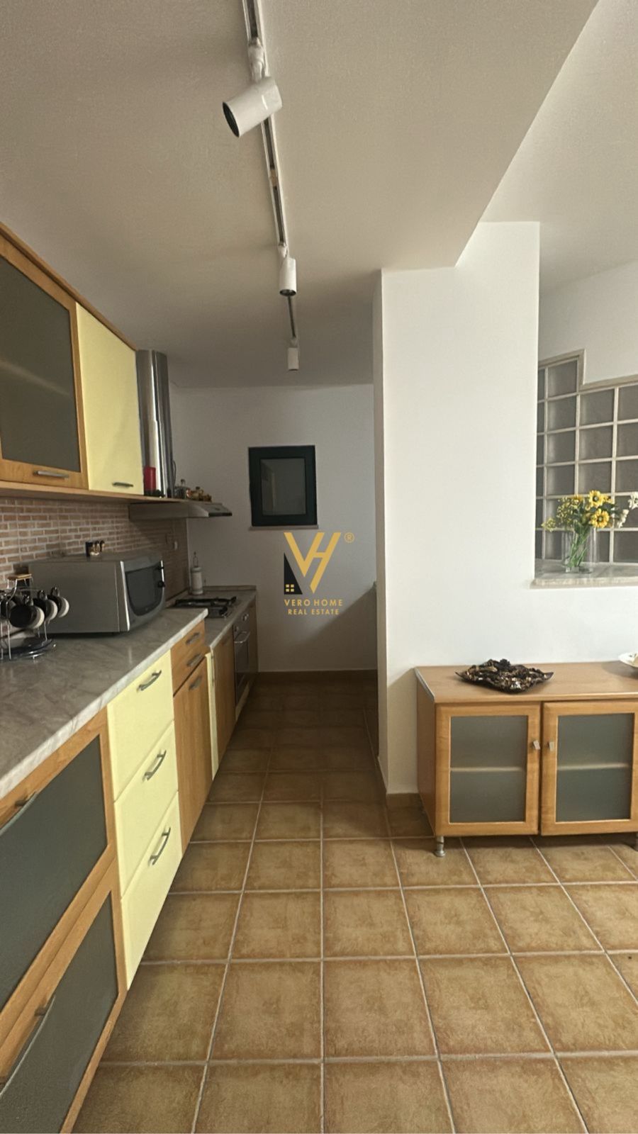 ZYRE 100M2 ME QERA NE BLLOK 1.300 EURO