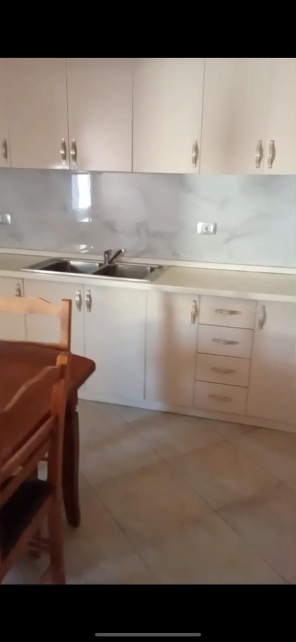 Jepet me qera Apartamenti 1+1 , rruga Sali Nivica,