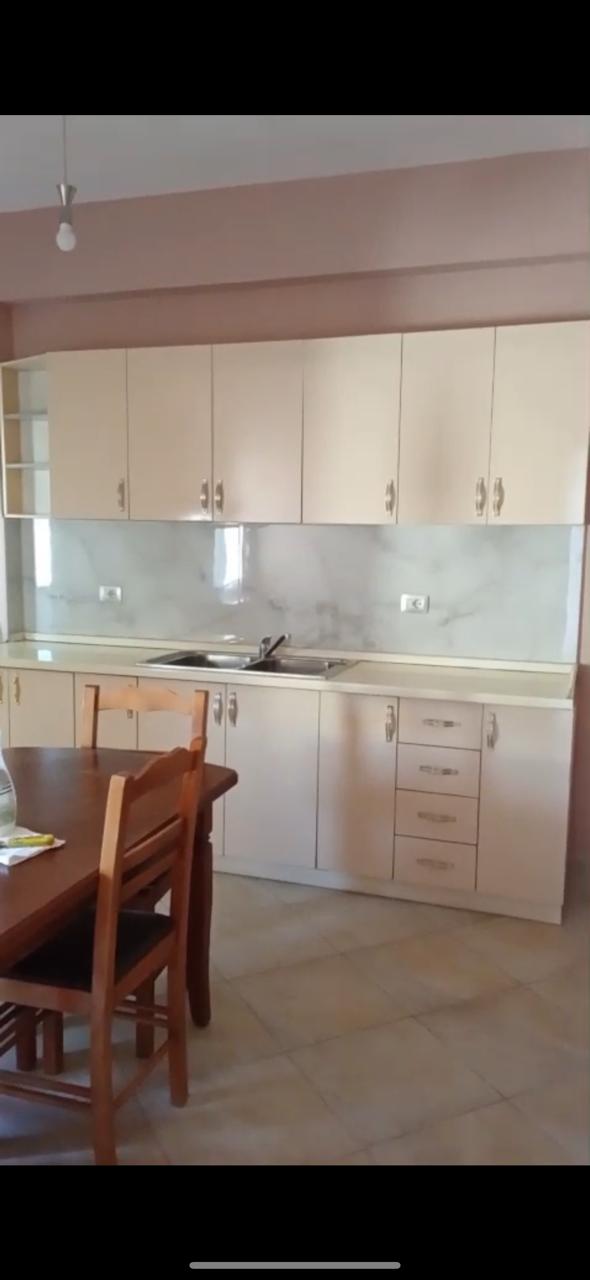 Jepet me qera Apartamenti 1+1 , rruga Sali Nivica,