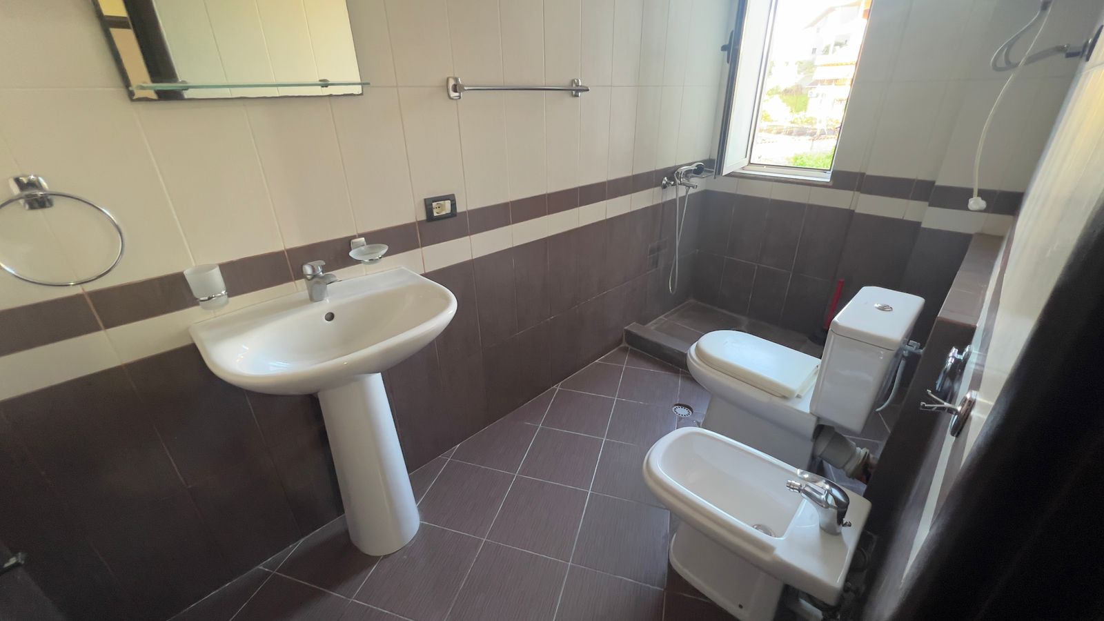 Jepet me qera Apartamenti 2+1 , rruga Sali Nivica,