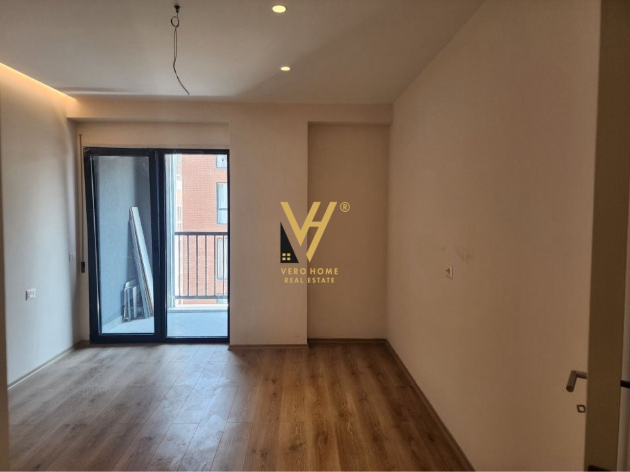 AMBIENT 92 M2 ME QERA TE BULEVARDI I RI 500 EURO