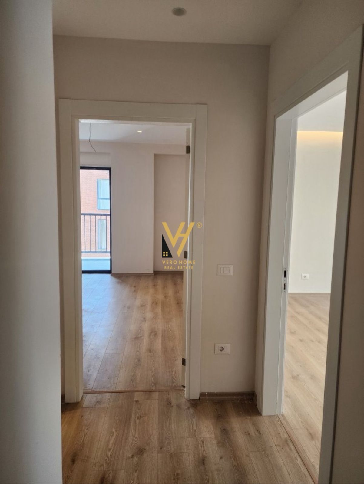 AMBIENT 92 M2 ME QERA TE BULEVARDI I RI 500 EURO