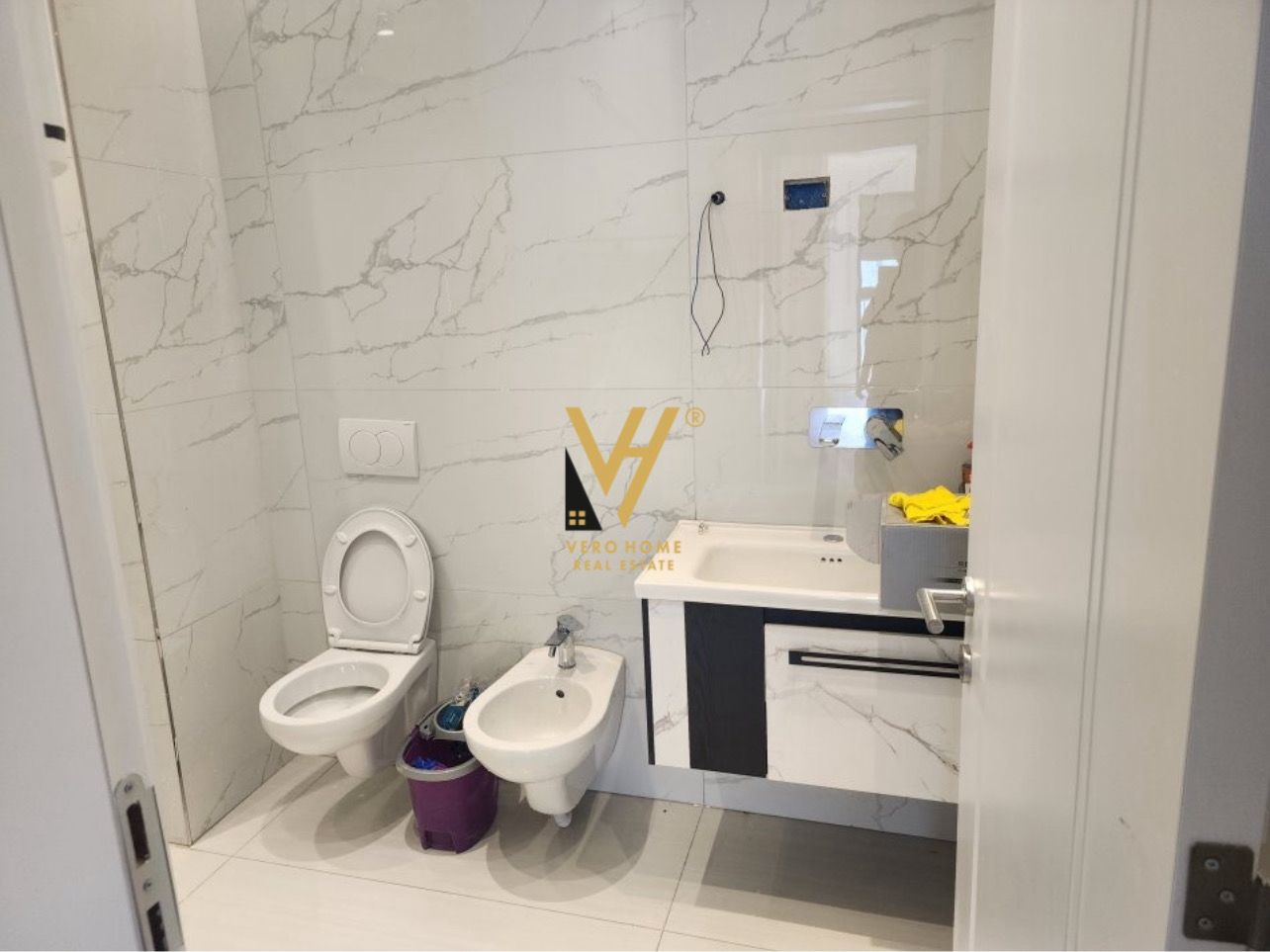 AMBIENT 92 M2 ME QERA TE BULEVARDI I RI 500 EURO