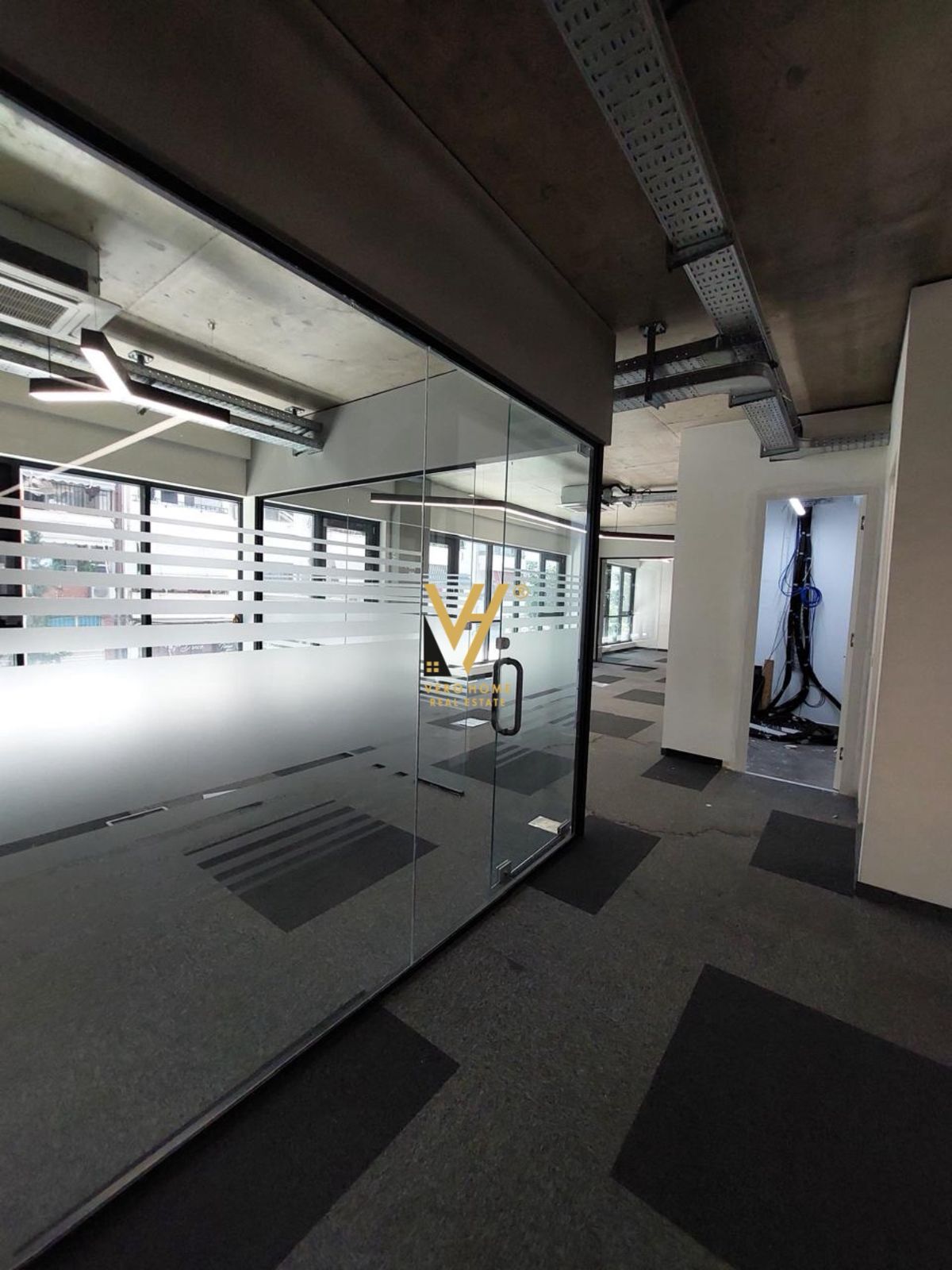 ZYRE 370M2 ME QERA TE RRUGA E KOSOVARVE 6.600 EURO