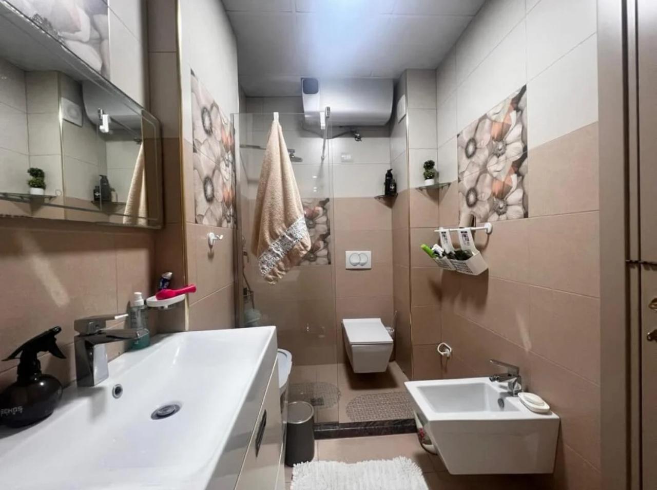 Shitet Apartament 3+1+2 tualete ” Kodra e Diellit”