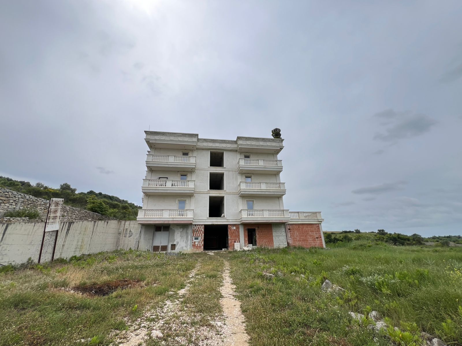 Shitet godinë 4-katëshe në Maminas- Durrës