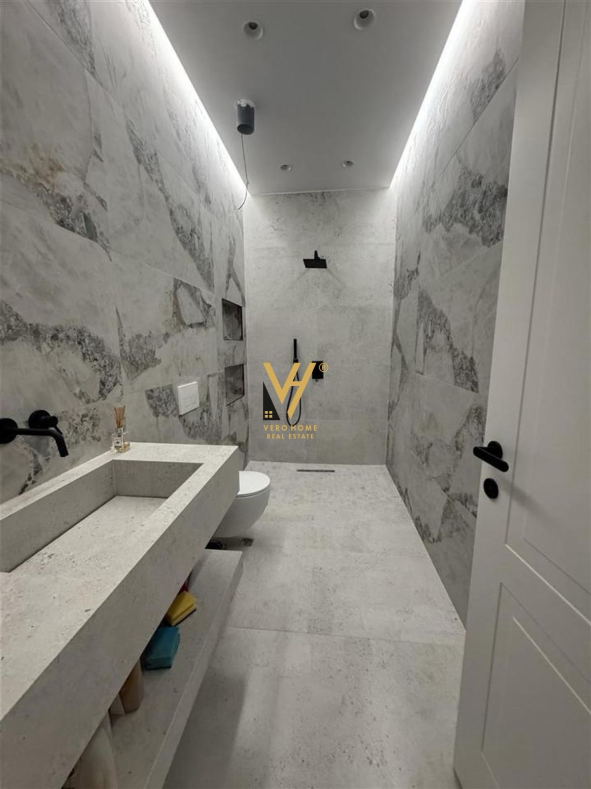 ZYRE 12M2 ME QERA NE VASIL SHANTO 400 EURO