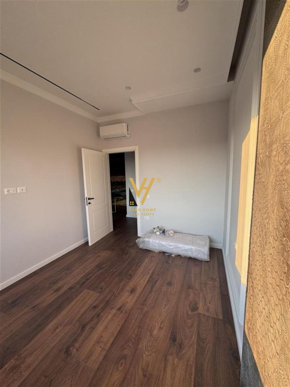 ZYRE 12M2 ME QERA NE VASIL SHANTO 400 EURO