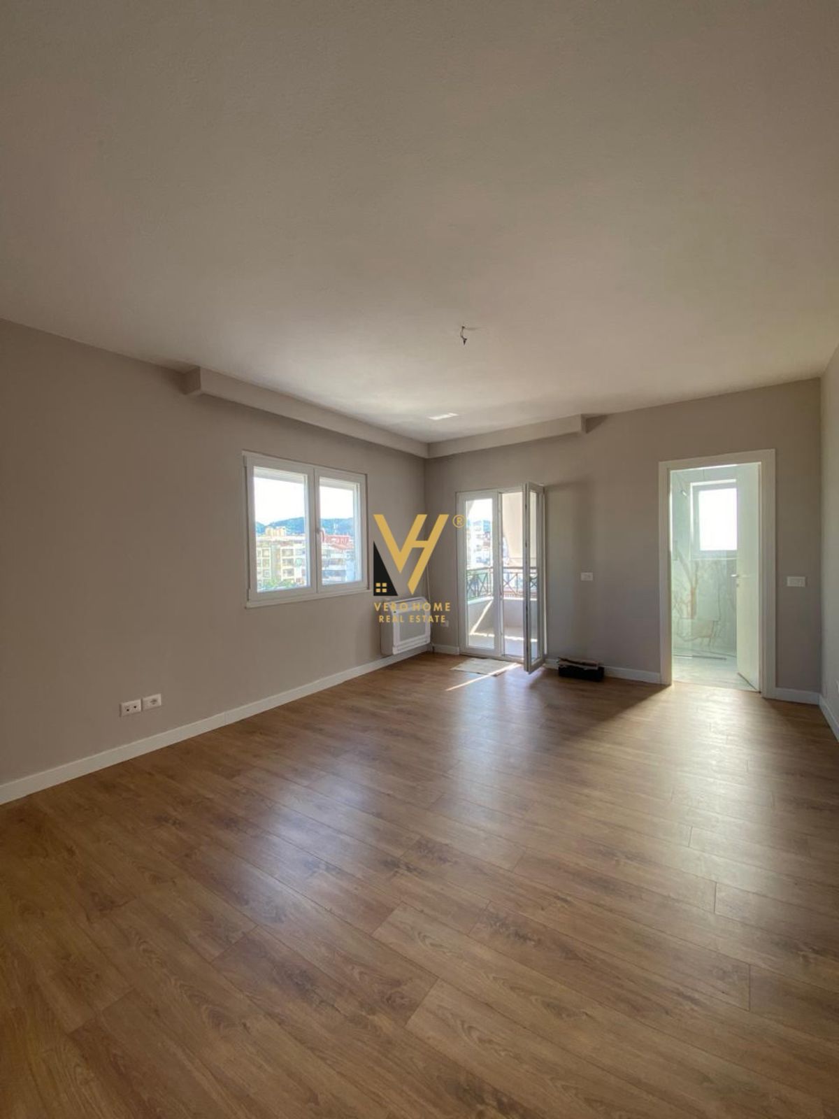 ZYRE 130 M2 ME QERA NE BLLOK 2.000 EURO