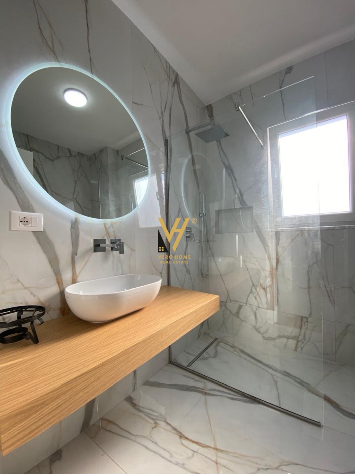 ZYRE 130 M2 ME QERA NE BLLOK 2.000 EURO