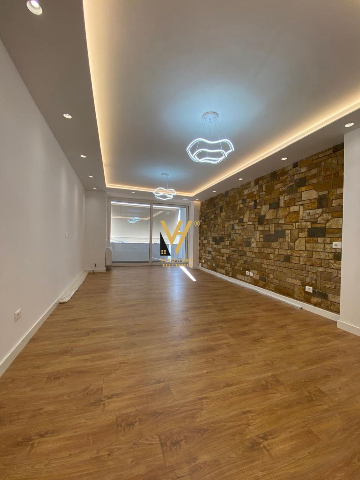 ZYRE 130 M2 ME QERA NE BLLOK 2.000 EURO