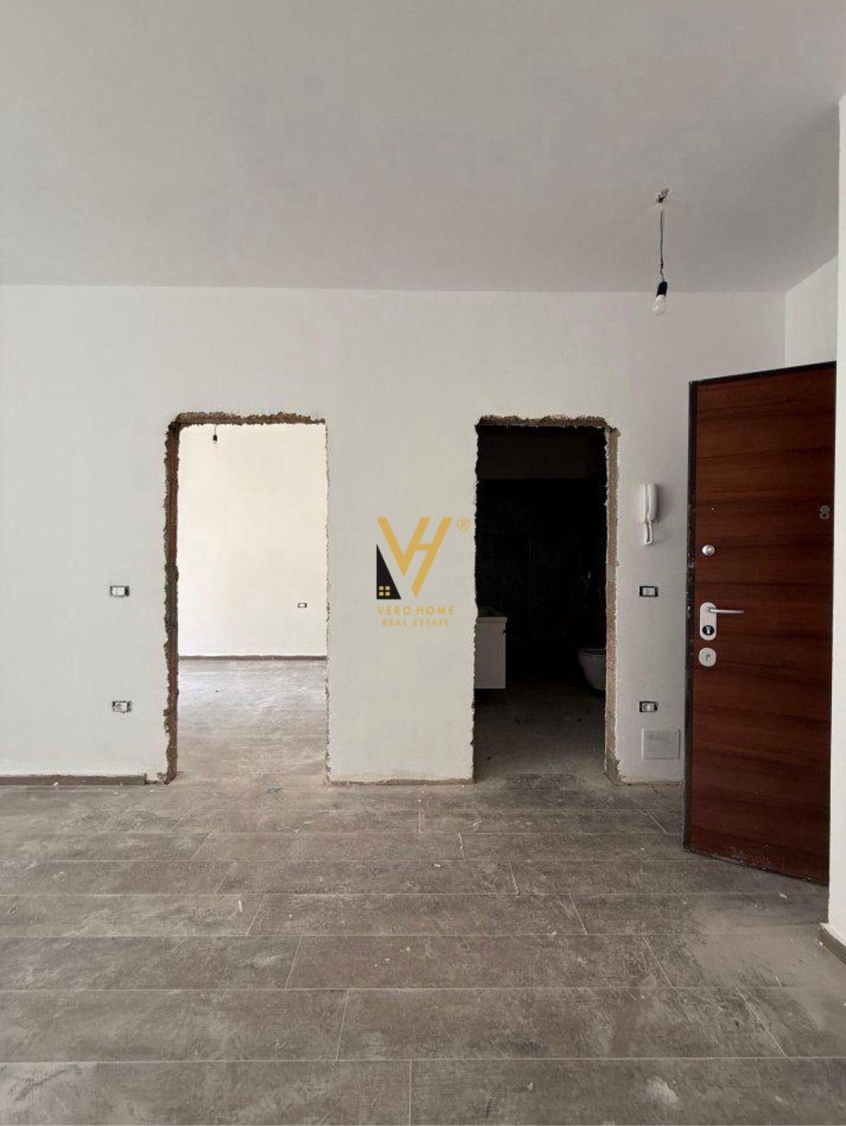 ZYRE 70M2 ME QERA TE KOMPLEKSI AURA,ZOGU I ZI 450