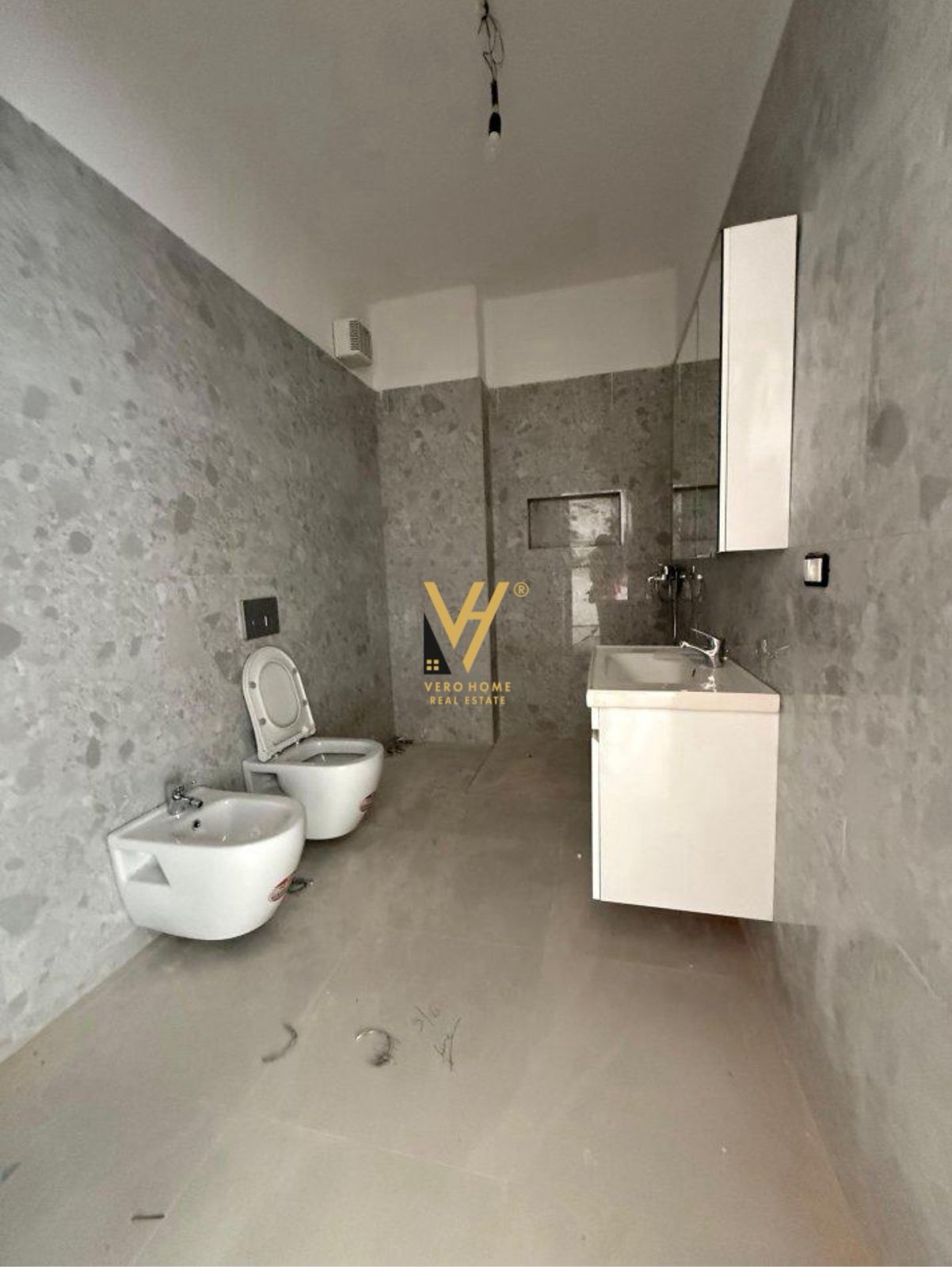 ZYRE 70M2 ME QERA TE KOMPLEKSI AURA,ZOGU I ZI 450