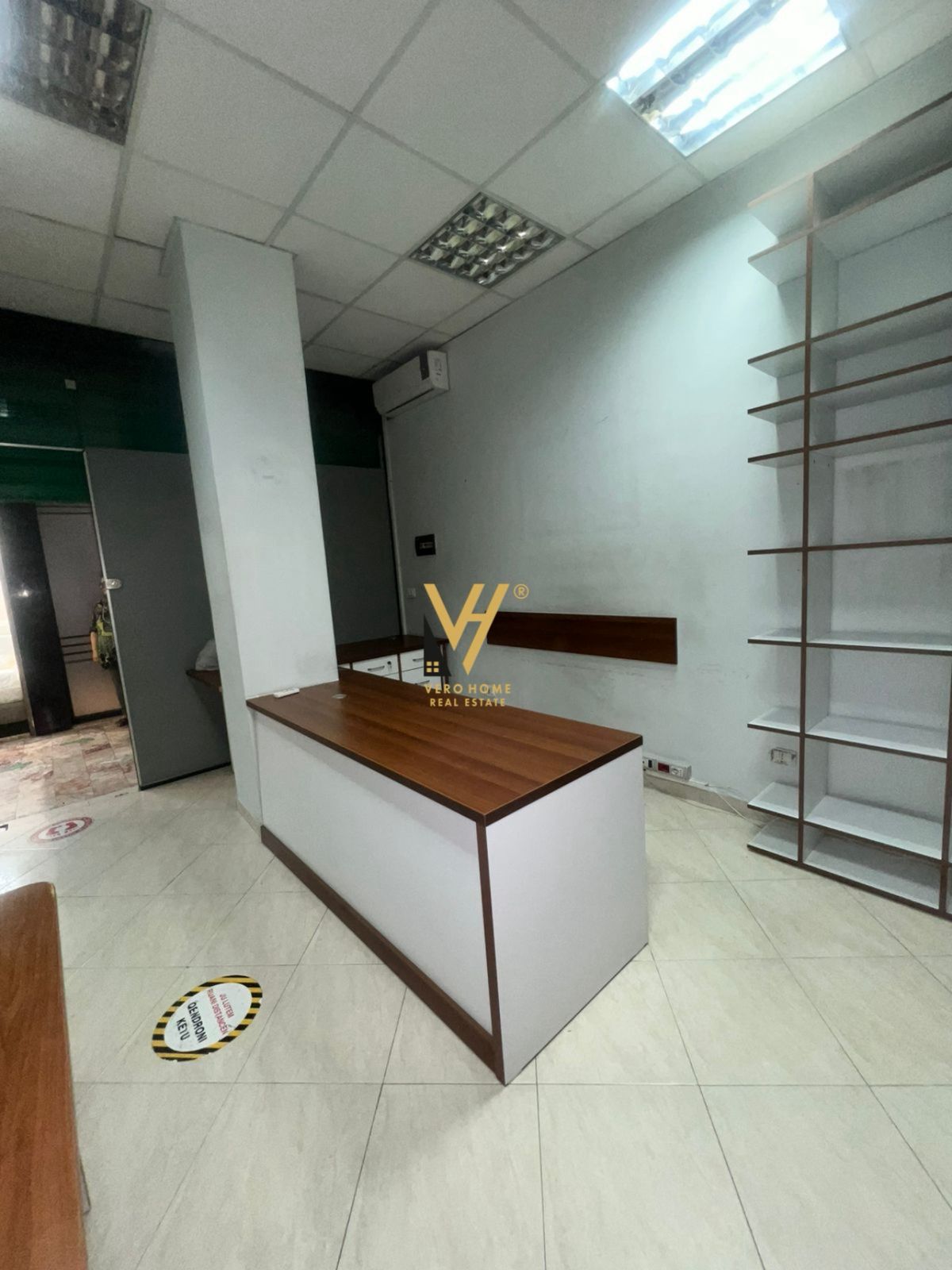 ZYRE 25M2 ME QERA TE ISH EKSPOZITA 400 EURO