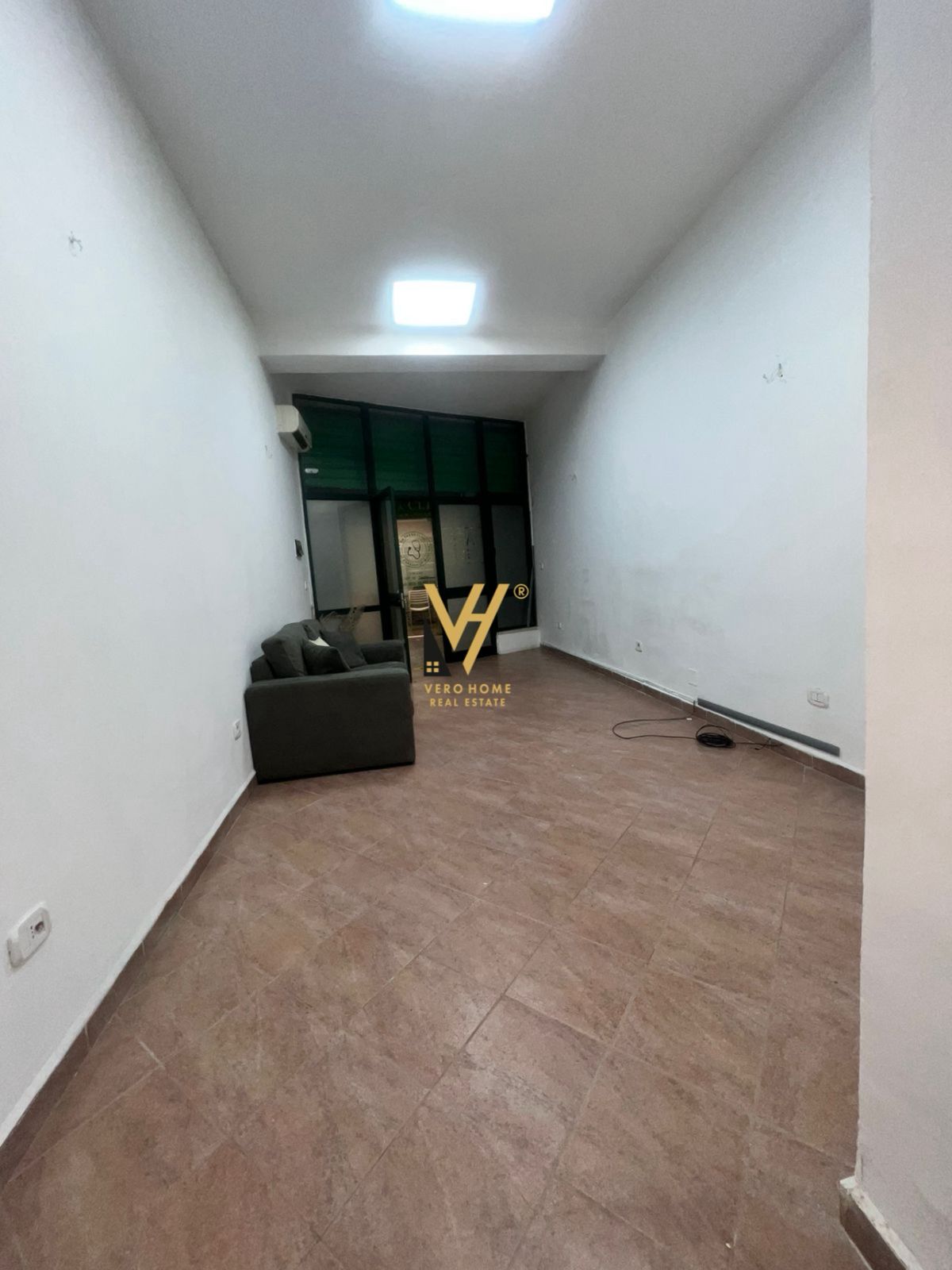 ZYRE 25M2 ME QERA TE ISH EKSPOZITA 280 EURO