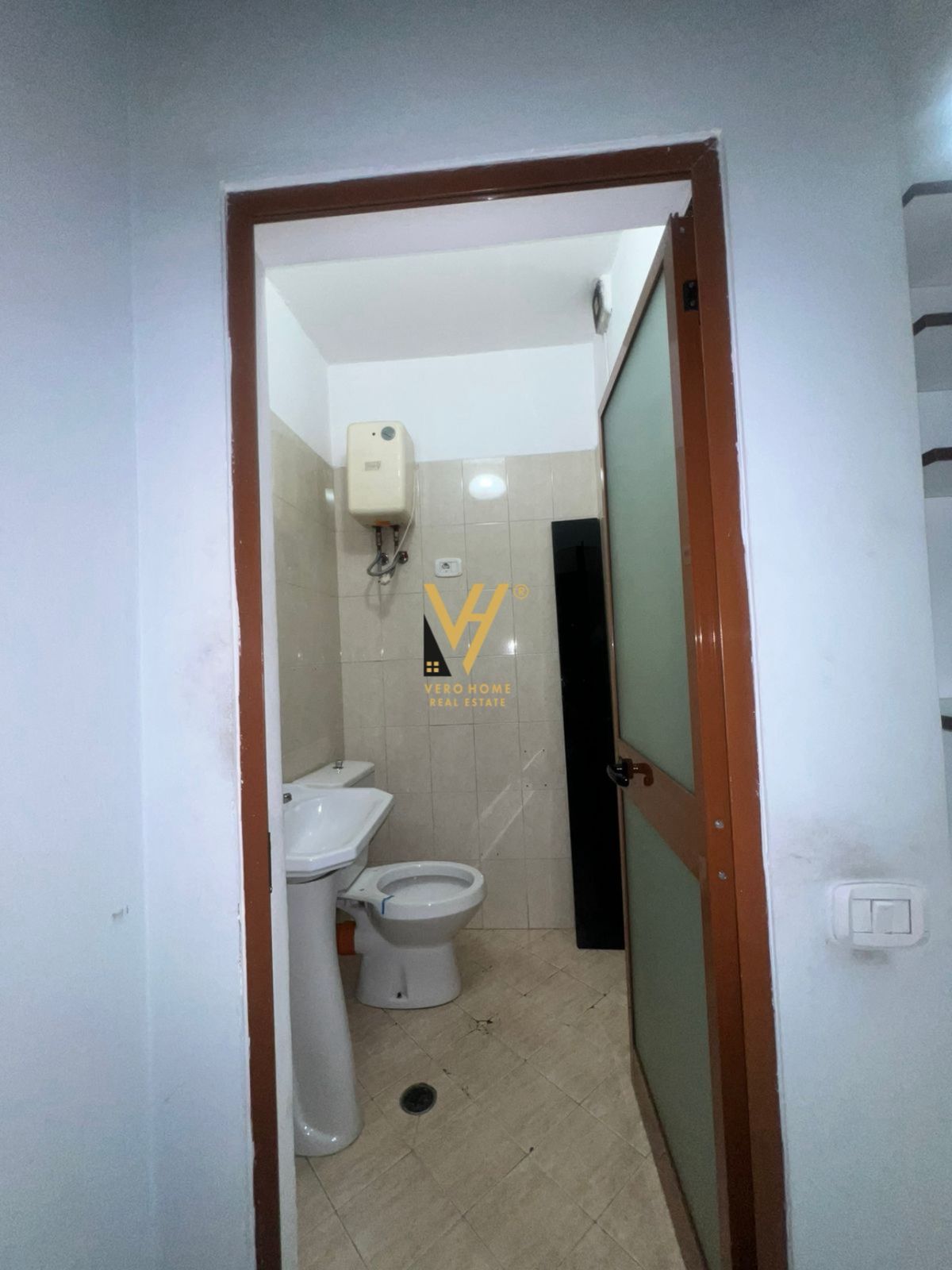 ZYRE 25M2 ME QERA TE ISH EKSPOZITA 280 EURO