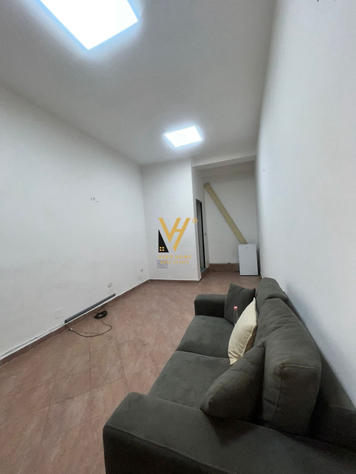 ZYRE 25M2 ME QERA TE ISH EKSPOZITA 280 EURO