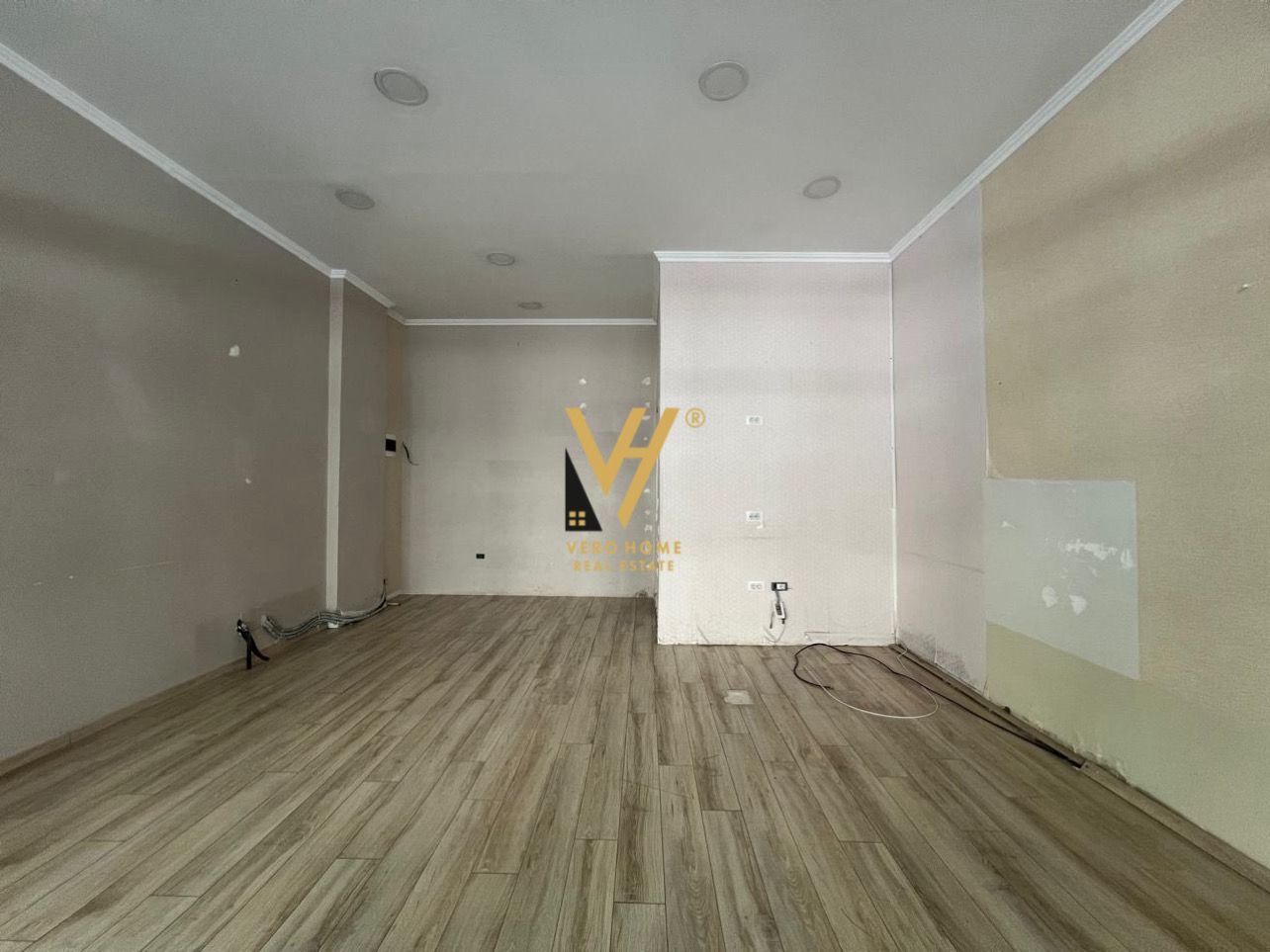 DYQAN 40 M2 ME QIRA TE KOMUNA E PARISIT 500 EURO