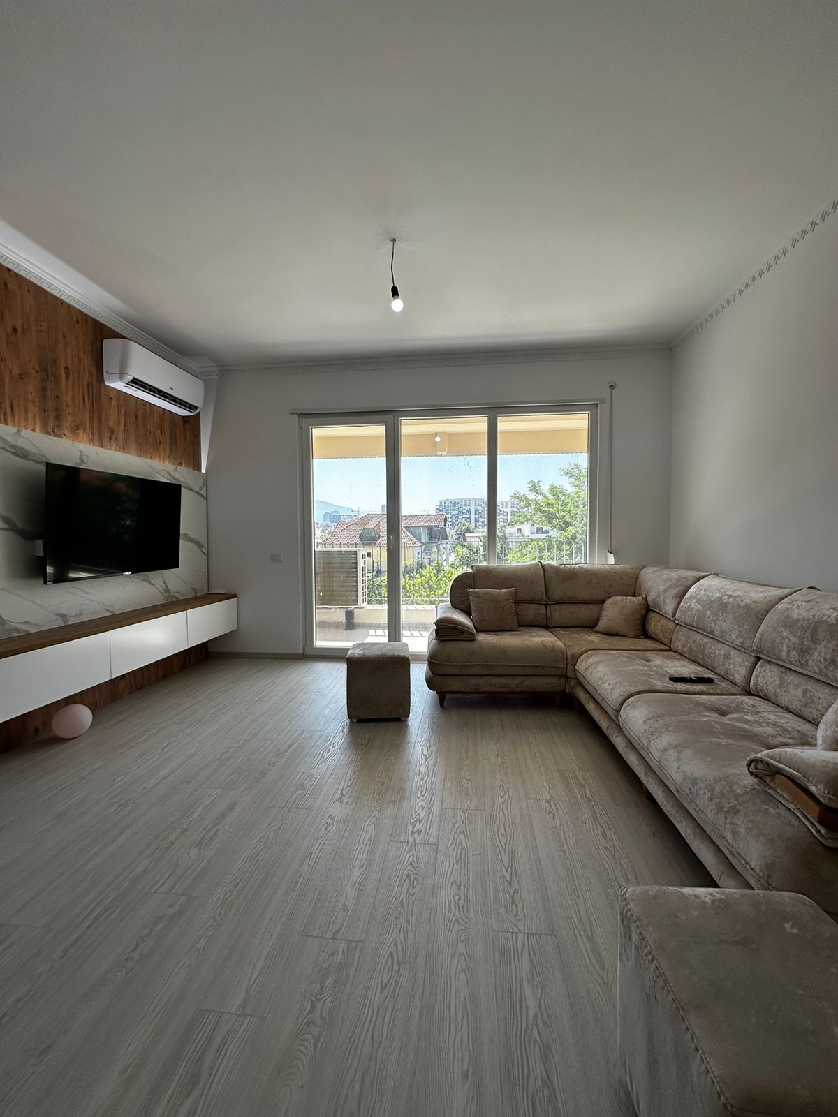 Jepet apartament me qera 2+1 Ish Fusha Aviacionit