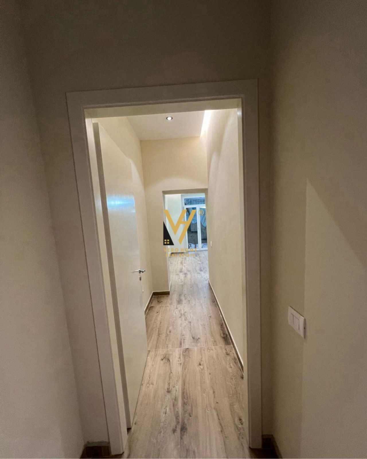 ZYRE 30 M2 ME QIRA TE RRUGA MYSLYM SHYRI 800 EURO