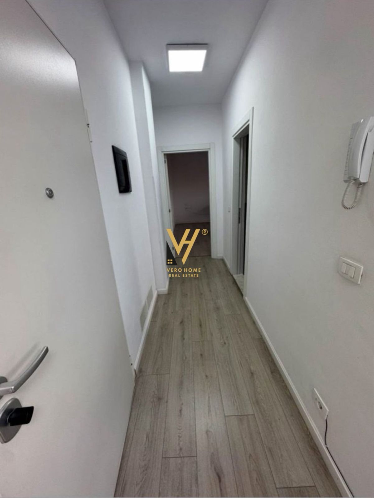 ZYRE 107 M2 ME QIRA TE RRUGA E ELBASANIT 900 EURO