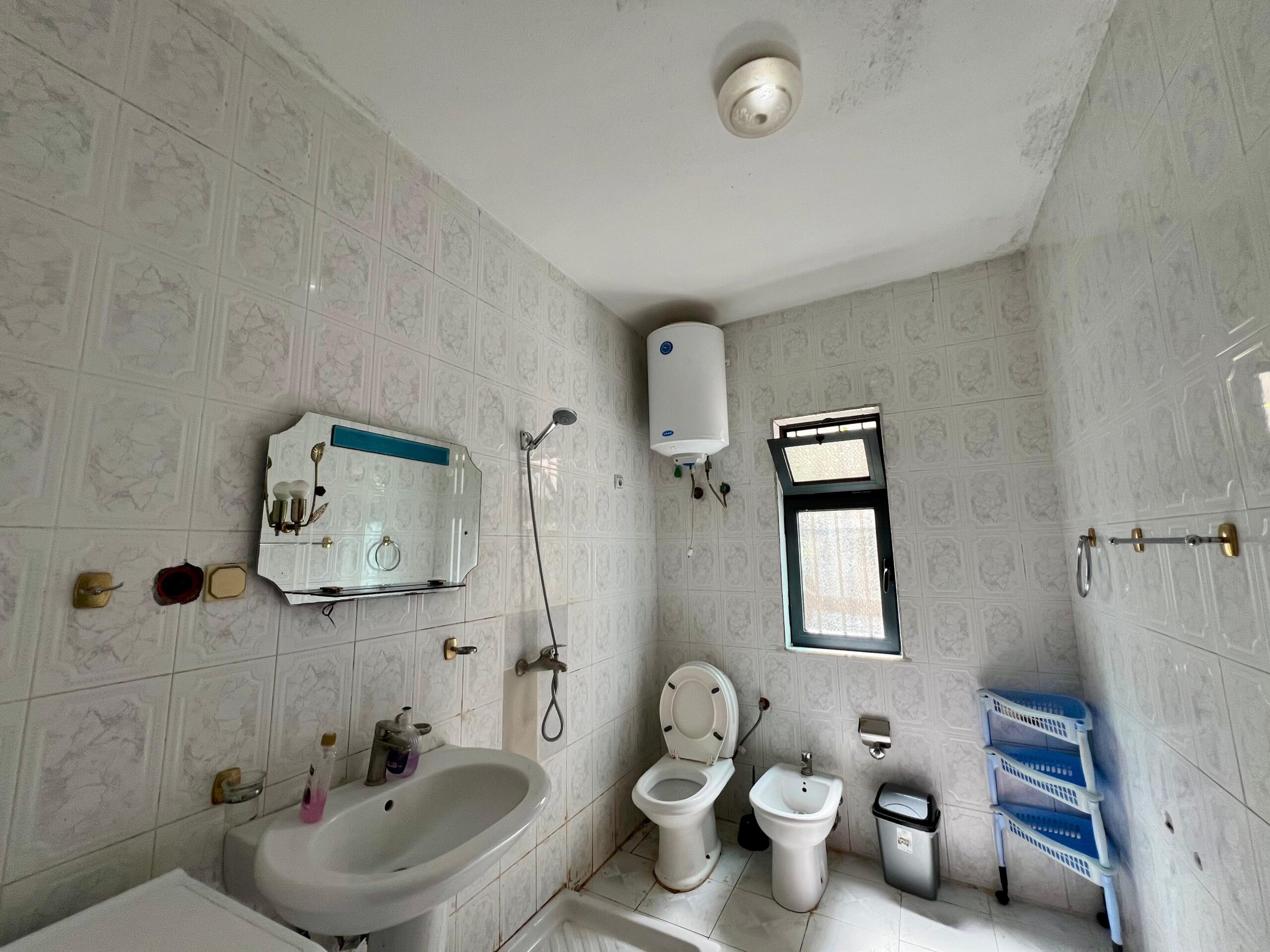 Qira, Shtëpi Private 3-Katëshe “Fresk”, Tiranë.