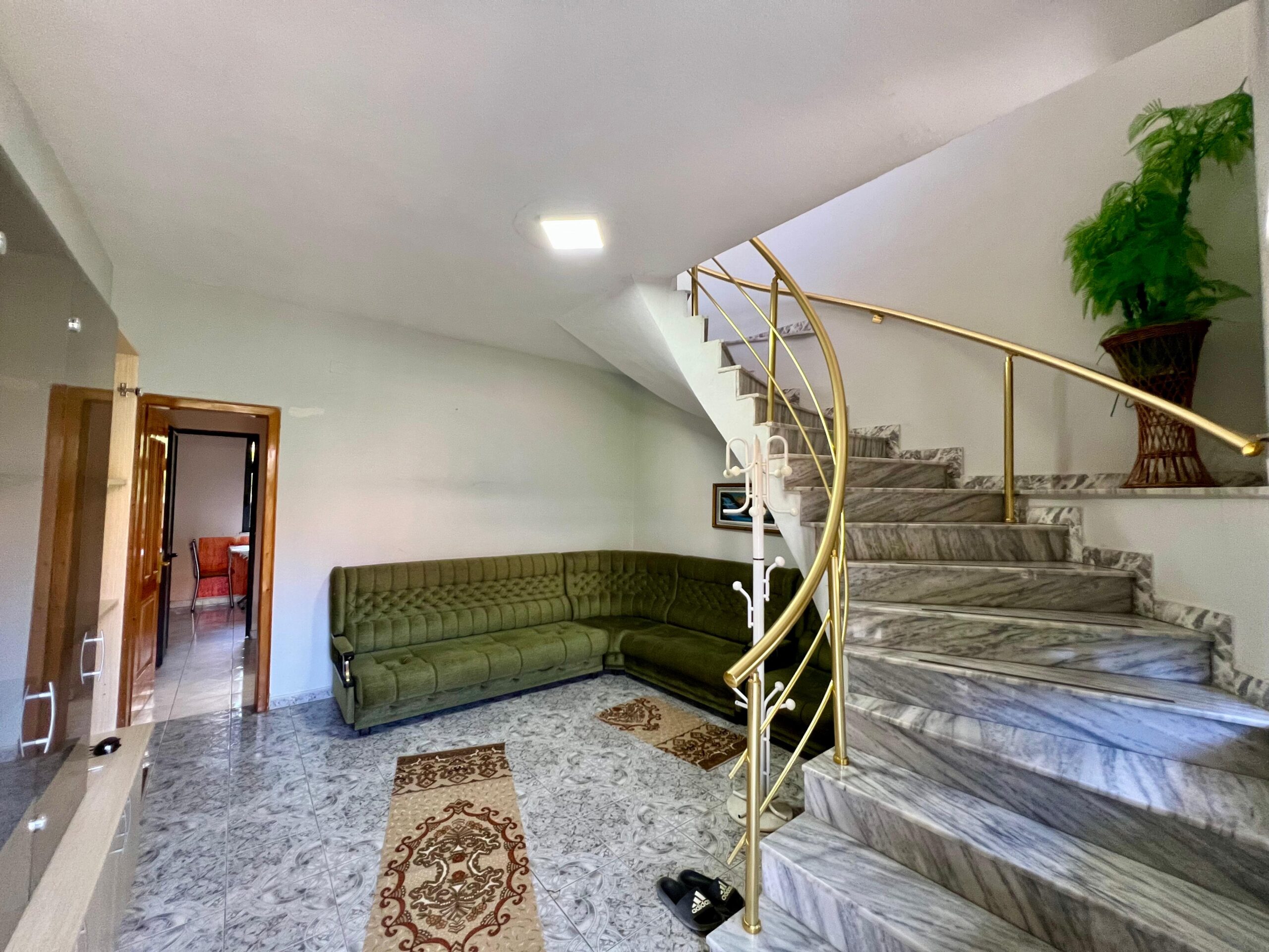 Qira, Shtëpi Private 3-Katëshe “Fresk”, Tiranë.