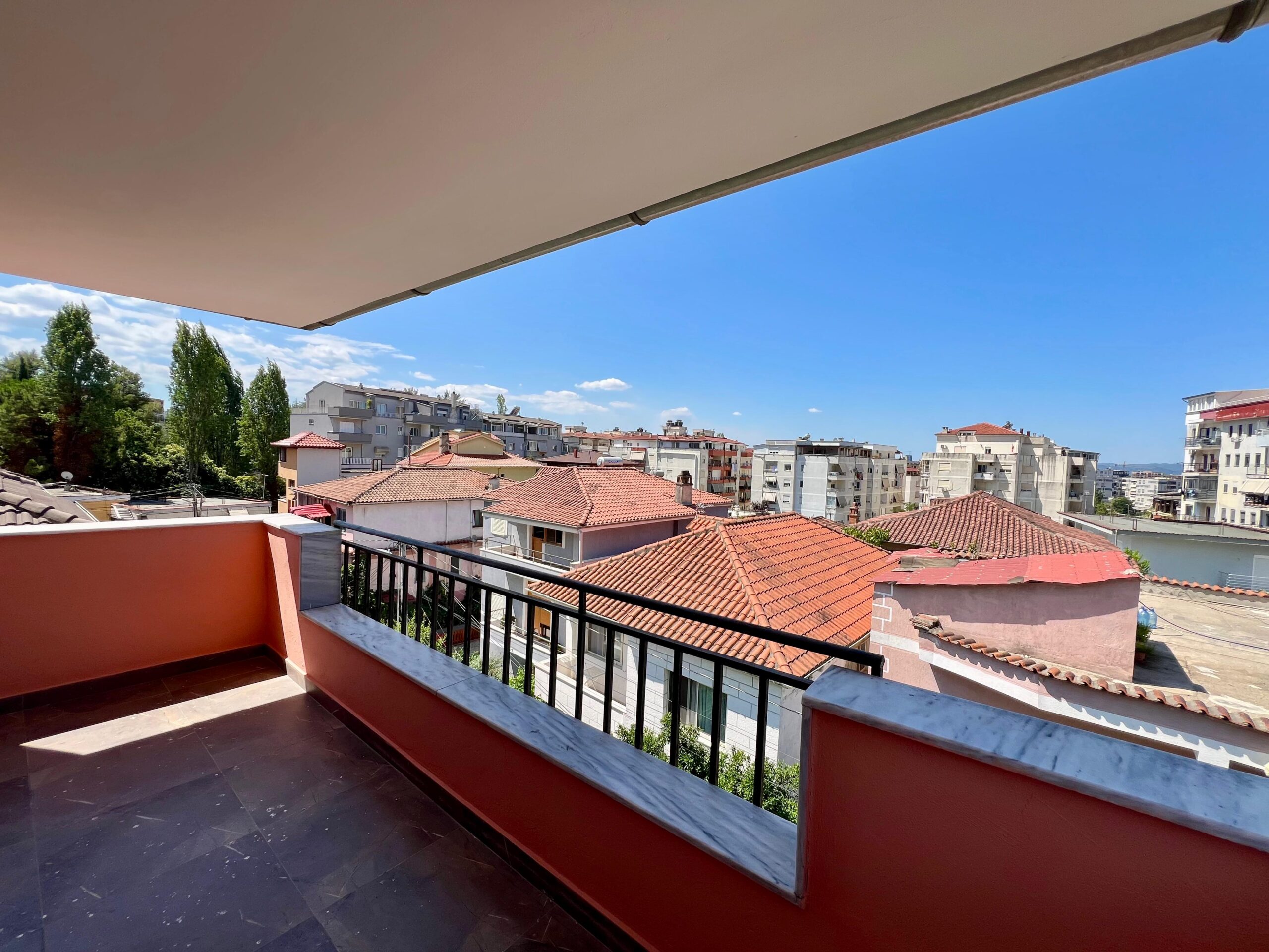 Qira, Shtëpi Private 3-Katëshe “Fresk”, Tiranë.