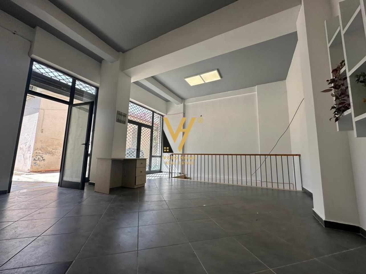 AMBJENT 386 M2 TE SHKOLLA E KUQE 350.000 EURO