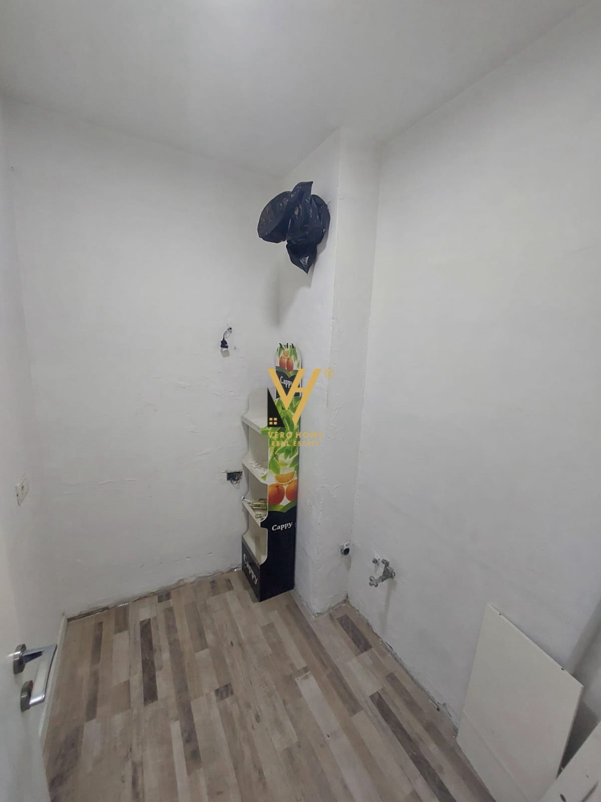 ZYRE 110 M2 ME QERA TE SHESHI WILLSON 1.400 EURO