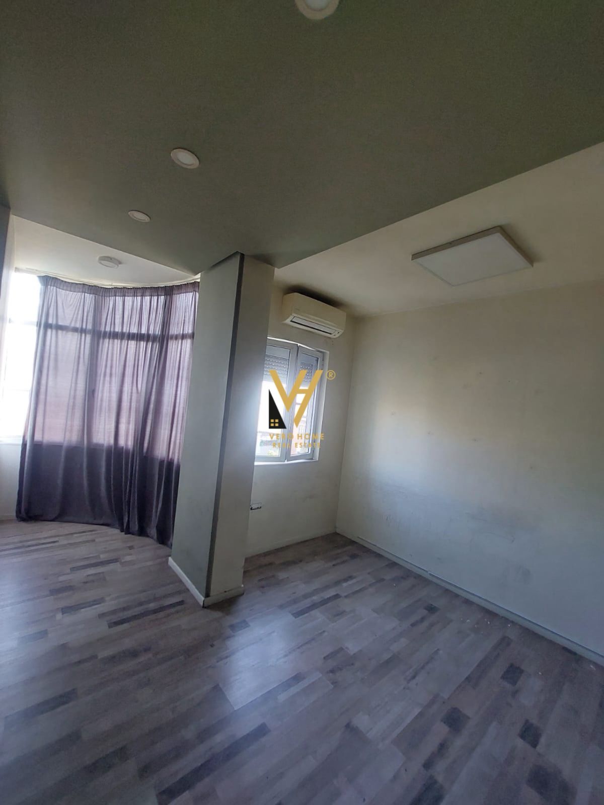 ZYRE 110 M2 ME QERA TE SHESHI WILLSON 1.400 EURO