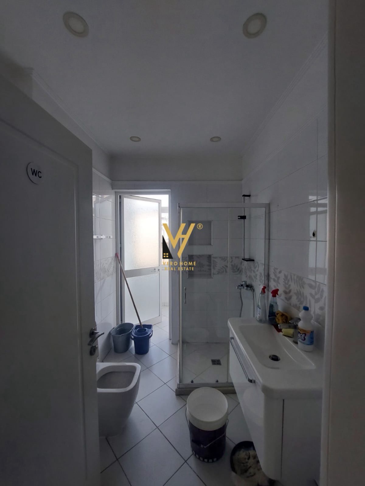 ZYRE 110 M2 ME QERA TE SHESHI WILLSON 1.400 EURO