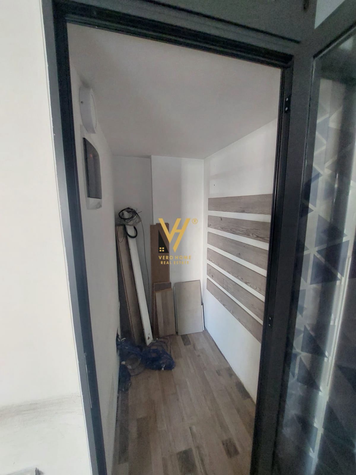 ZYRE 110 M2 ME QERA TE SHESHI WILLSON 1.400 EURO