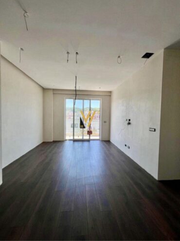 ZYRE 95 M2 ME QIRA TE KOMUNA E PARISIT 1.000 EURO
