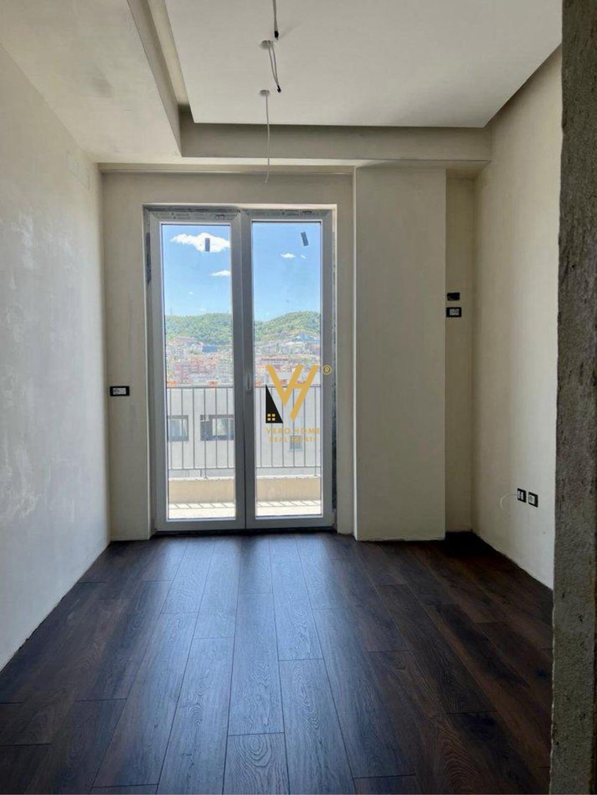 ZYRE 95 M2 ME QIRA TE KOMUNA E PARISIT 1.000 EURO