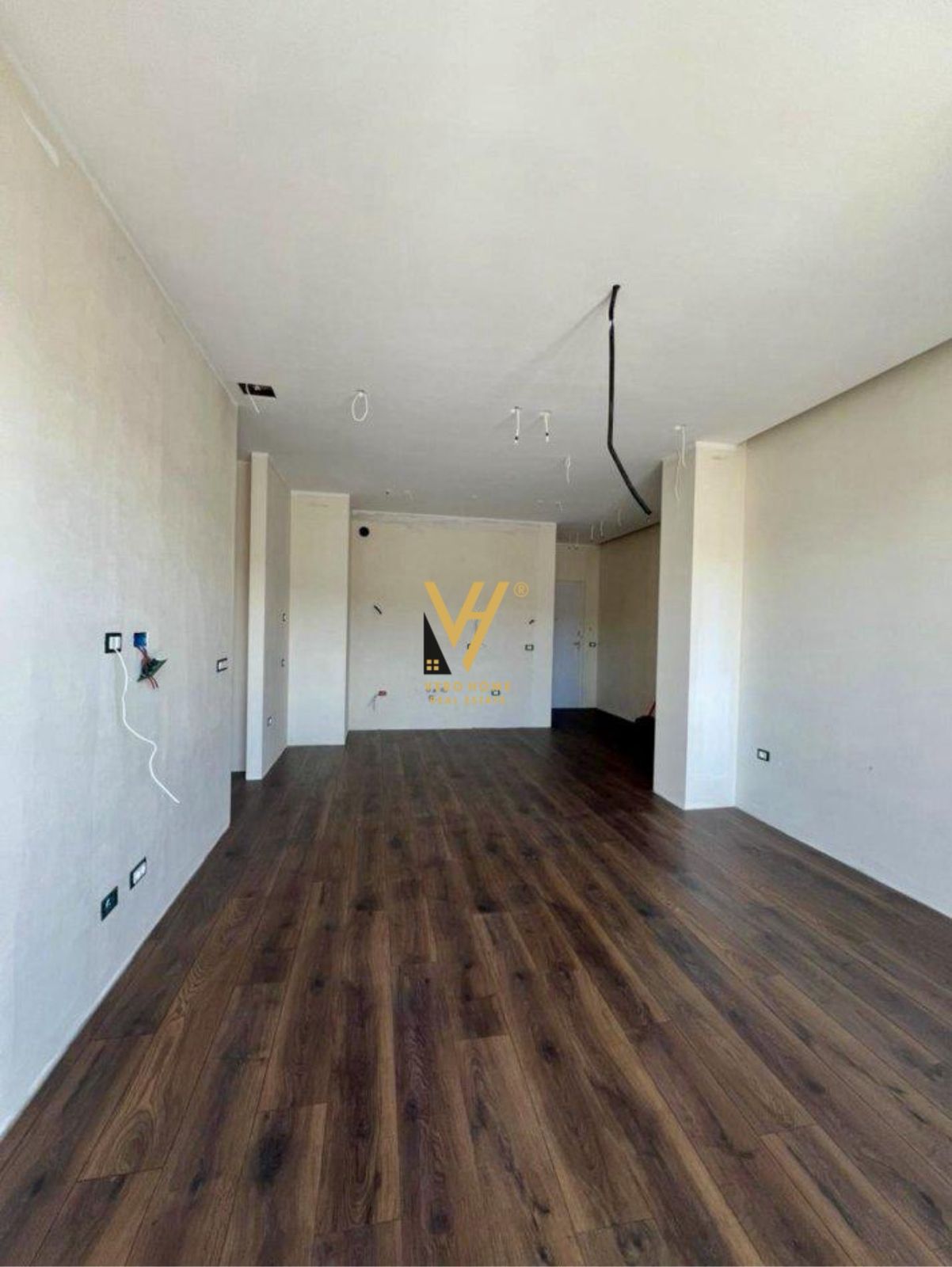 ZYRE 95 M2 ME QIRA TE KOMUNA E PARISIT 1.000 EURO