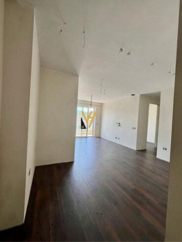ZYRE 95 M2 ME QIRA TE KOMUNA E PARISIT 1.000 EURO
