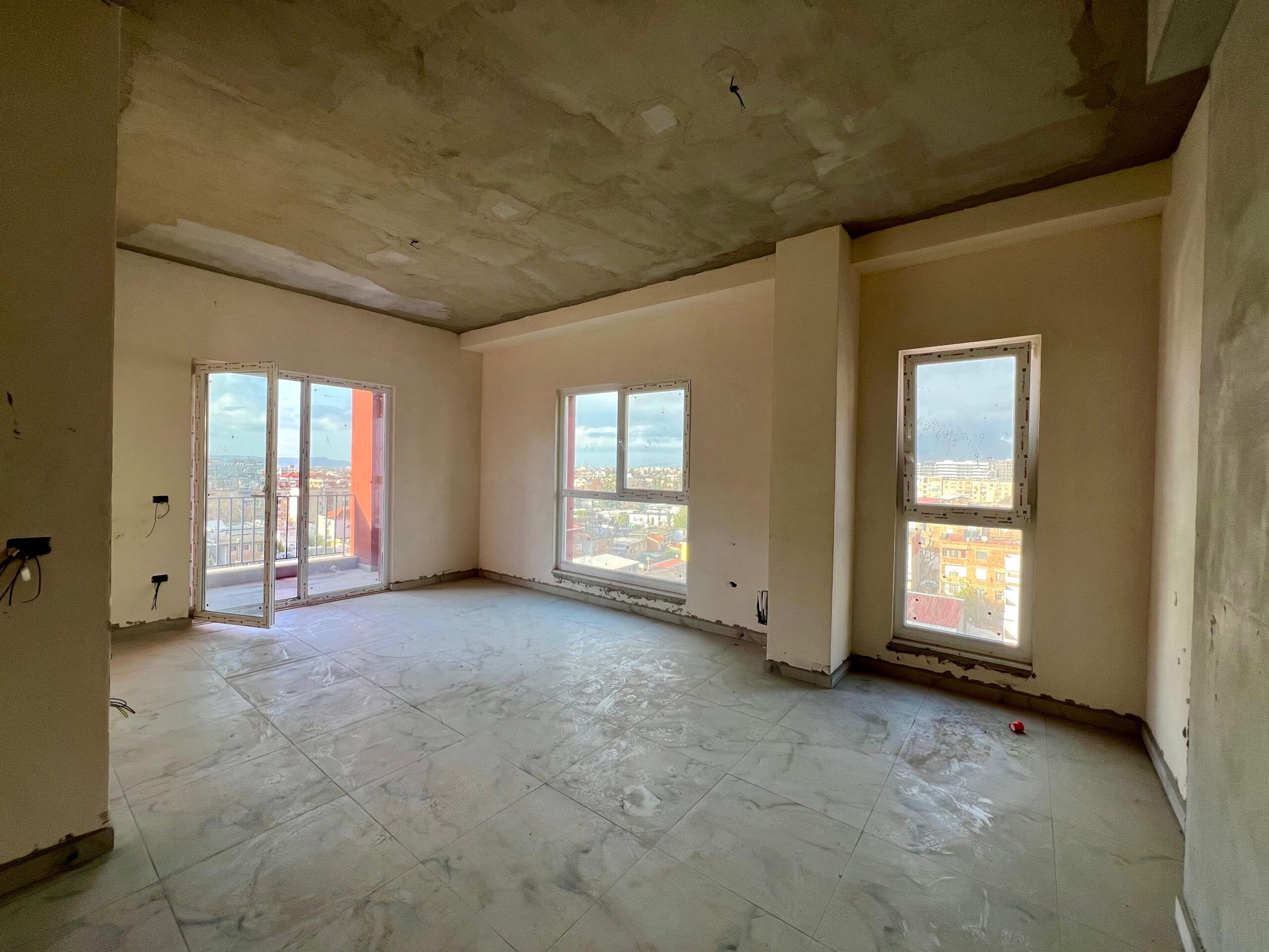 Shitet, Apartament 2+1+2 “Laprakë”,Tiranë. 171500€