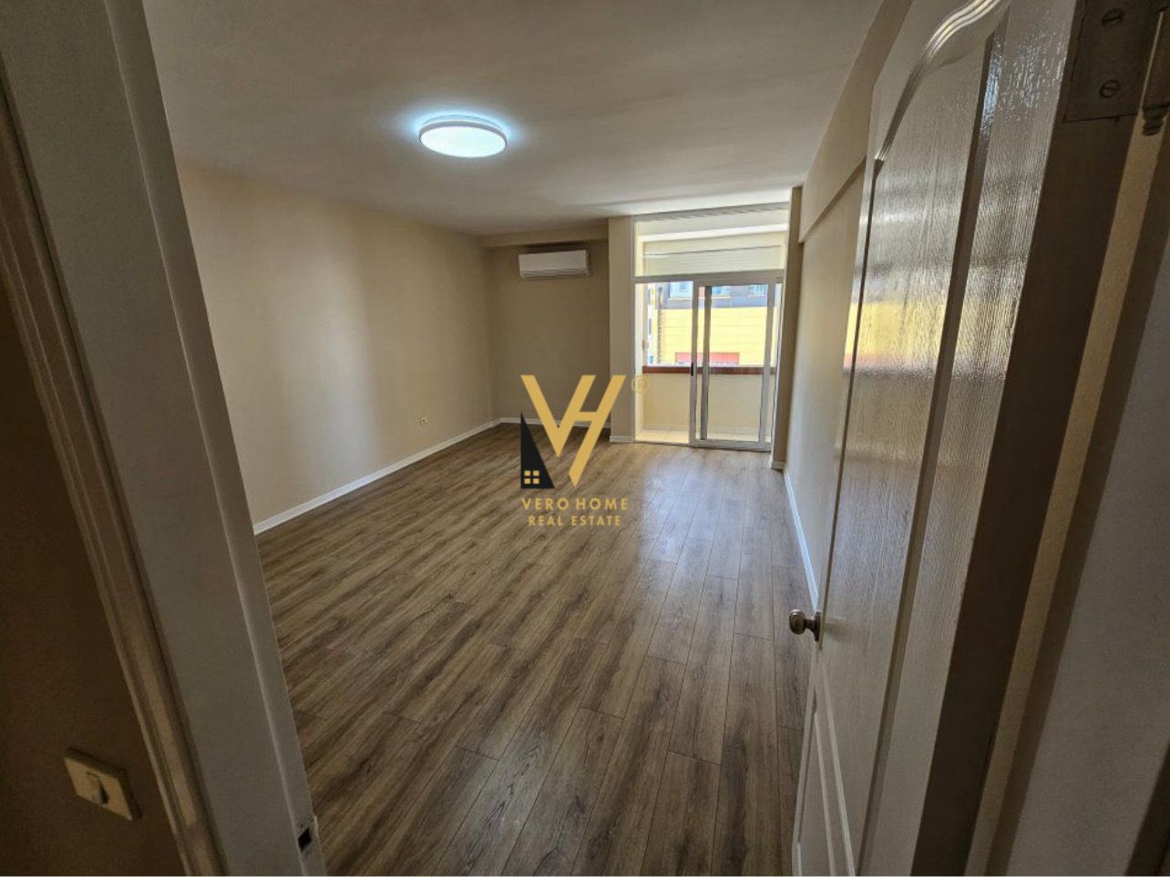 ZYRE 130 M2 ME QERA NE QENDER 1.300 EURO