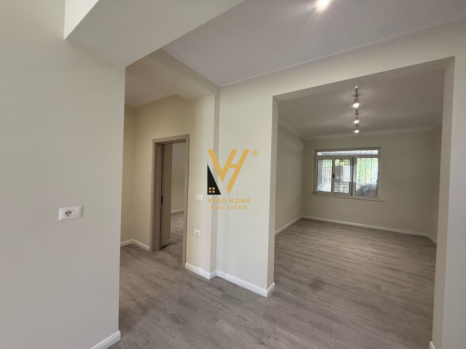 AMBIENT BIZNESI 80 M2 ME QERA NE BLLOK 1.500 EURO