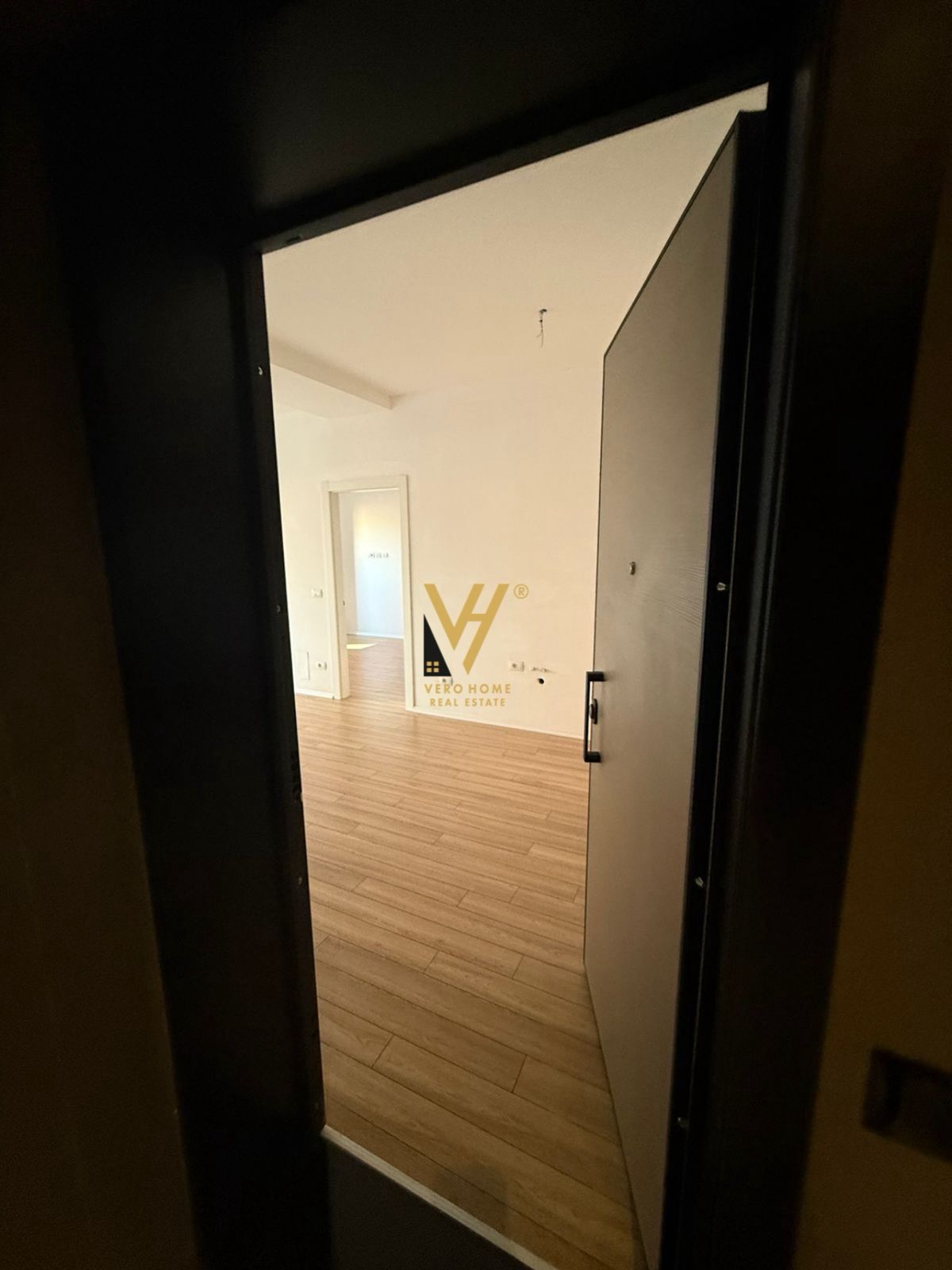 ZYRE 113 M2 ME QIRA TE GARDEN BUILDING 1.300 EURO