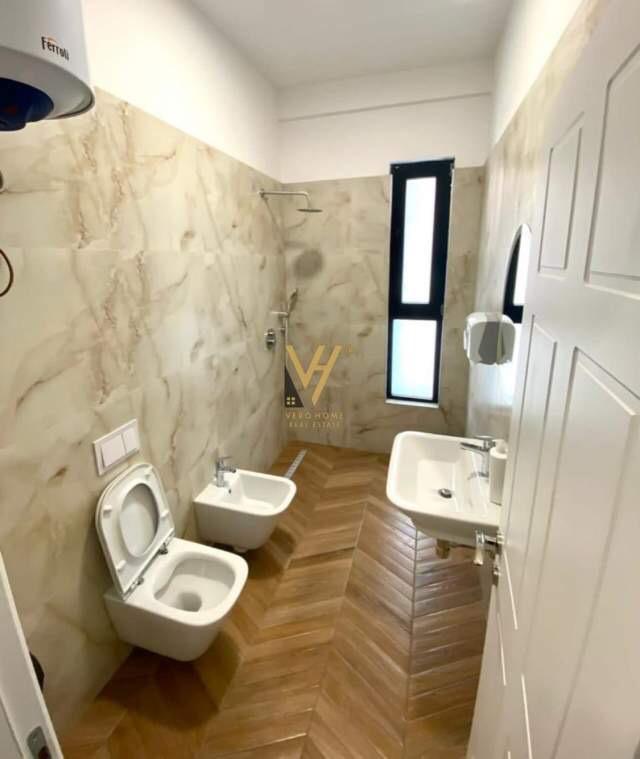 ZYRE 131 M2 ME QIRA TE KOMPLEKSI SQUARE 21 950 EUR