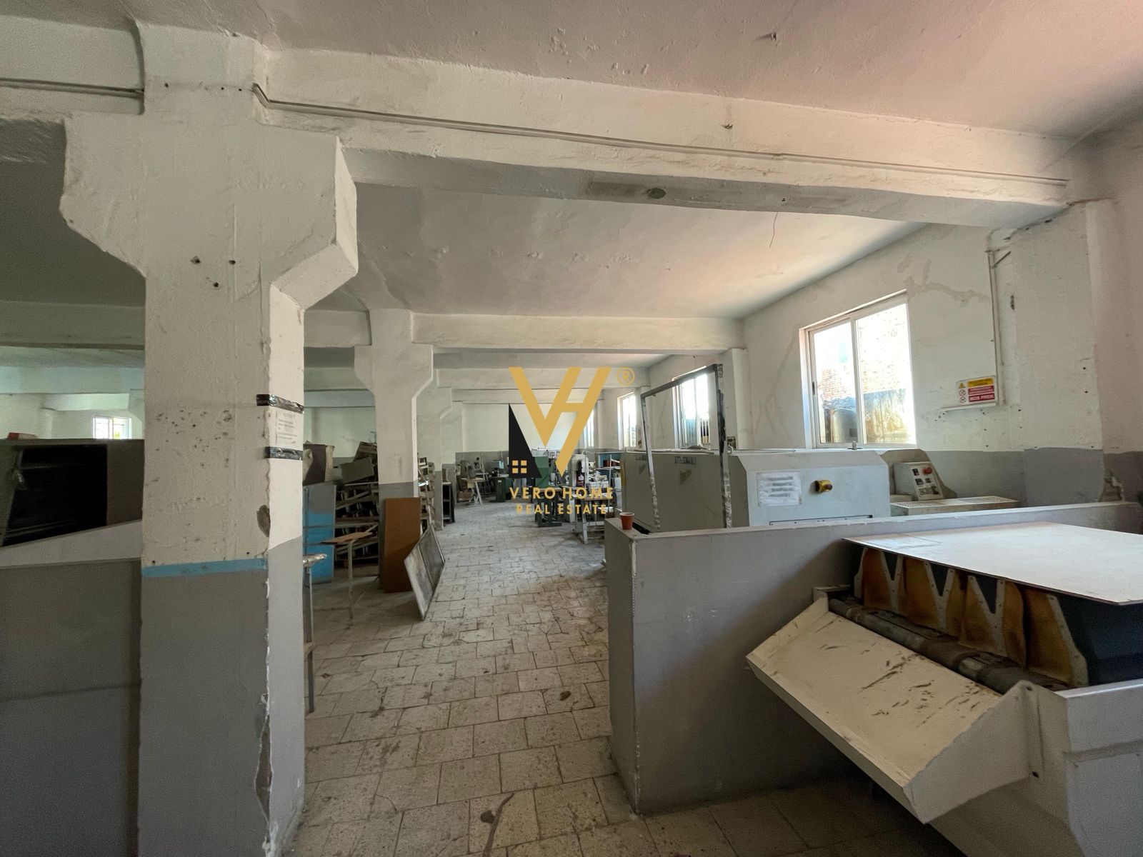 MAGAZINE 400 M2 ME QERA NE ALLIAS 1.200 EURO