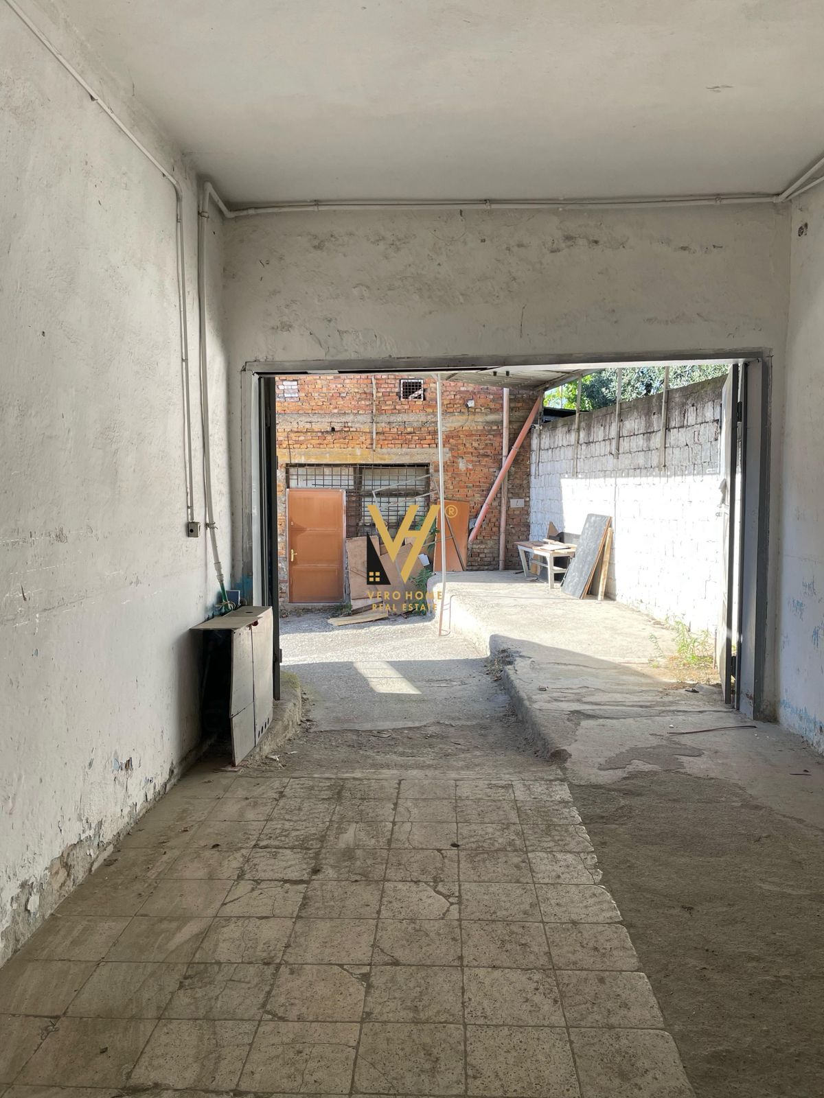 MAGAZINE 400 M2 ME QERA NE ALLIAS 1.200 EURO