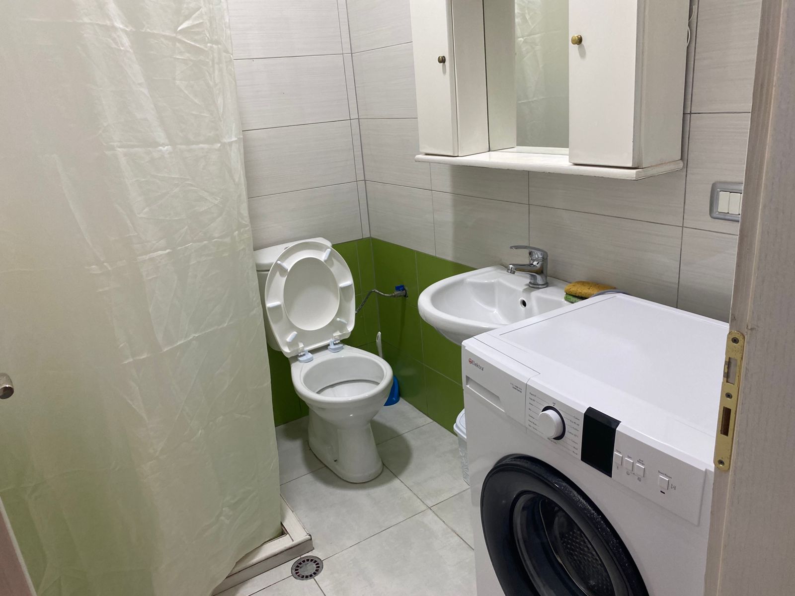 Jepet me qira Apartament 3+1+2 tek Fresku Tirane.