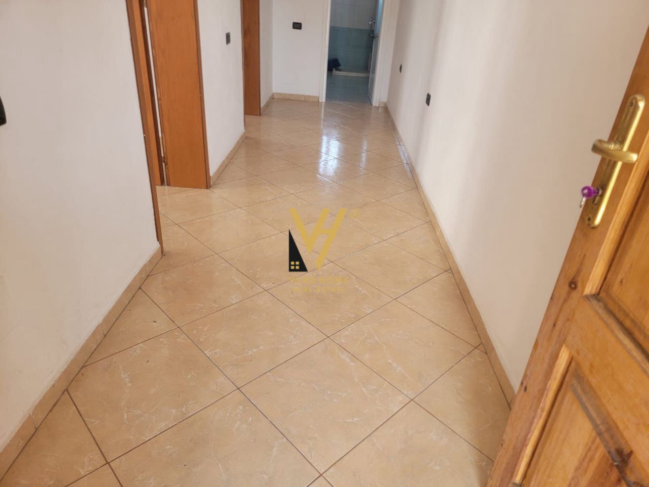 ZYRE 70 M2 ME QERA TE 5 MAJI 300 EURO