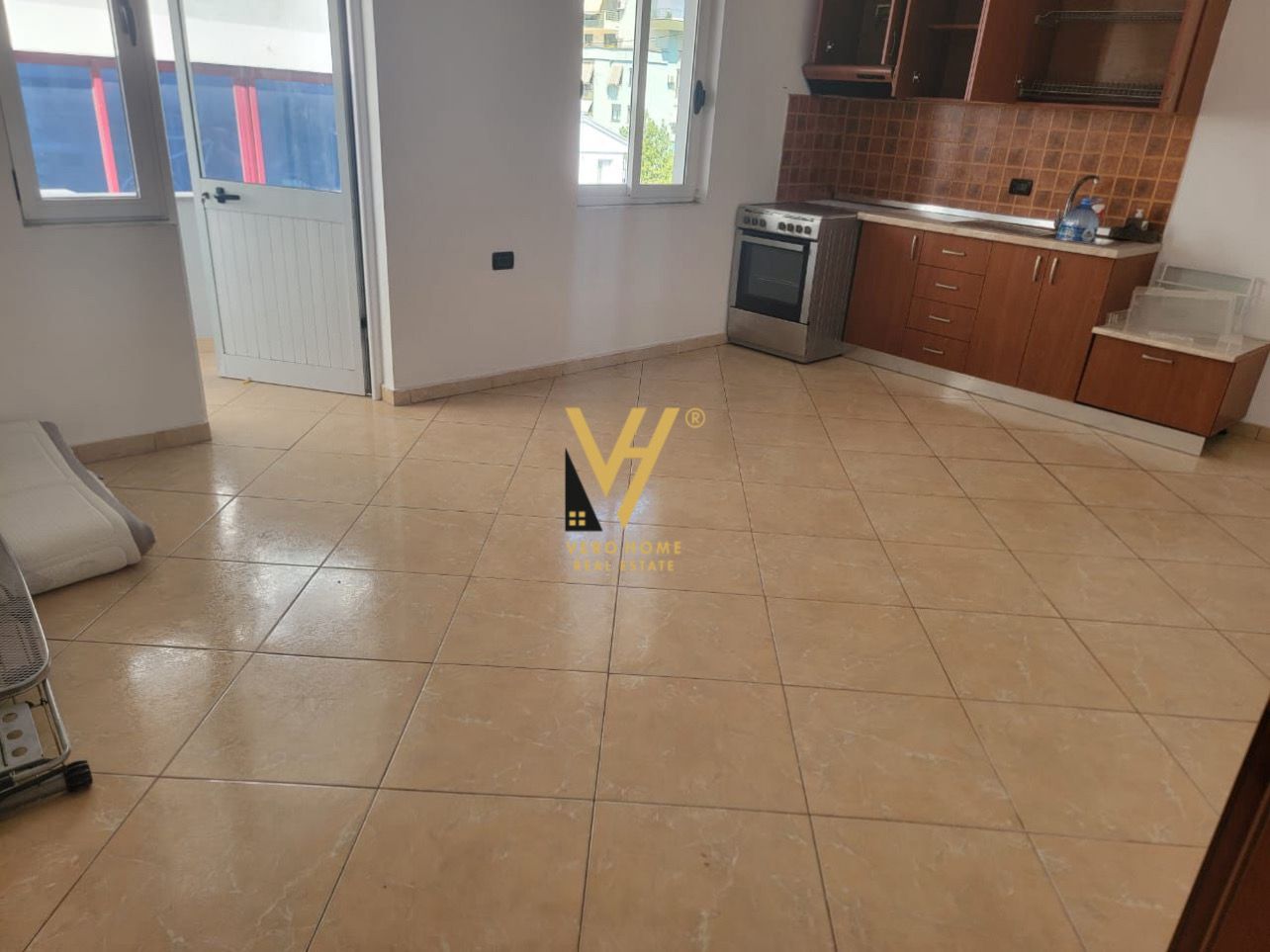 ZYRE 70 M2 ME QERA TE 5 MAJI 300 EURO